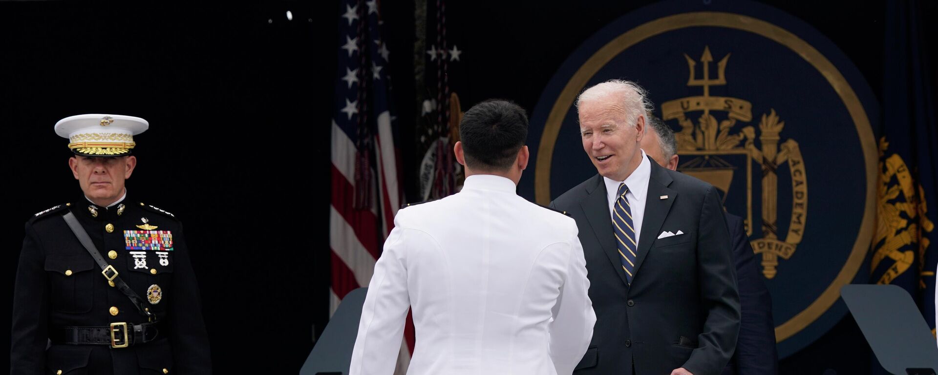 Tổng thống Hoa Kỳ Joe Biden chào mừng các sinh viên tốt nghiệp Học viện Hải quân tại Sân vận động Tưởng niệm Thủy quân lục chiến ở Annapolis - Sputnik Việt Nam, 1920, 29.05.2022