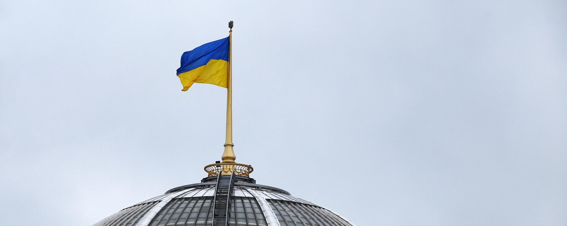 Quốc kỳ Ukraina trên tòa nhà Verkhovna Rada ở Kiev - Sputnik Việt Nam, 1920, 03.07.2023