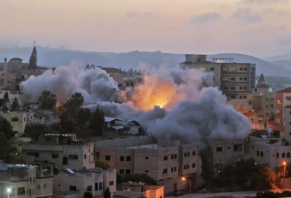 Bom rơi trúng ngôi nhà của gia đình Diaa Hamarsheh ở làng Yabad, Palestine. - Sputnik Việt Nam