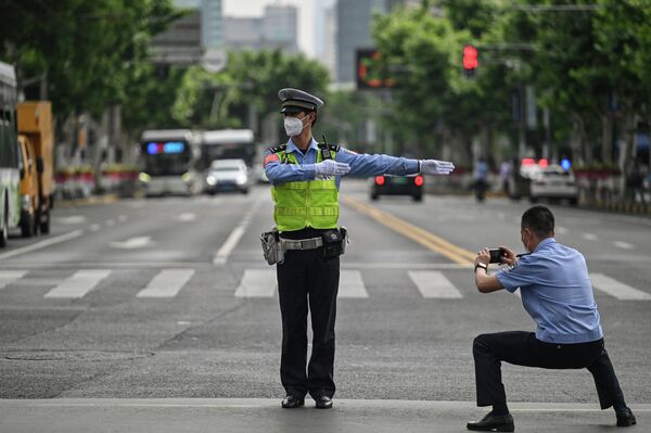 Người sĩ quan chụp ảnh cảnh sát giao thông ở quận Jing&#x27;an, Thượng Hải trong ngày 1 tháng 6 năm 2022, sau khi kết thúc phong tỏa chống dịch. - Sputnik Việt Nam