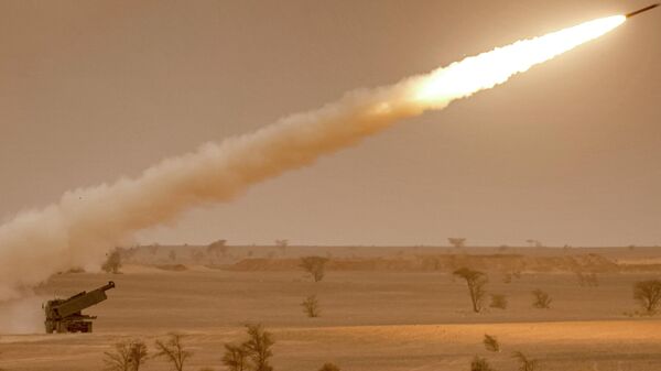 Hệ thống pháo tên lửa cơ động cao M142 của Mỹ (HIMARS) phóng loạt hỏa lực trong cuộc tập trận ở Marocco - Sputnik Việt Nam