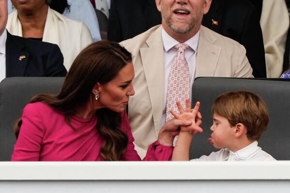 Hoàng tử Louis con trai của Công tước và nữ Công tước xứ Cambridge William và Catherine tại Đại lễ Bạch kim của Nữ hoàng Elizabeth II. - Sputnik Việt Nam