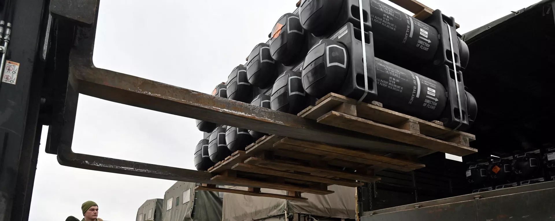 Dỡ tên lửa chống tăng cơ động do Mỹ cung cấp cho Ukraina trong khuôn khổ hỗ trợ quân sự - Sputnik Việt Nam, 1920, 14.06.2022