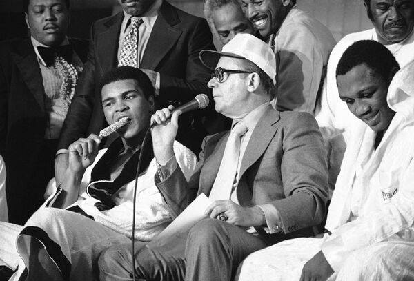 Võ sĩ quyền anh Muhammad Ali ăn kem trong cuộc họp báo ở New York. - Sputnik Việt Nam