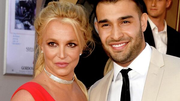 Nữ ca sĩ Britney Spears cùng chú rể Sam Asghari - Sputnik Việt Nam