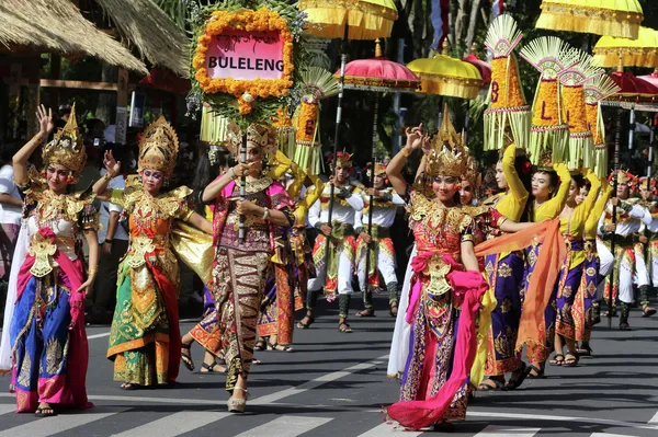 Cuộc diễu hành của các vũ công trong lễ khai mạc Liên hoan Nghệ thuật Bali, Indonesia, vào Chủ nhật, ngày 12 tháng 6 năm 2022. Cuộc diễu hành của các vũ công trong lễ khai mạc Liên hoan Nghệ thuật Bali, Indonesia, vào Chủ nhật, ngày 12 tháng 6 năm 2022. - Sputnik Việt Nam