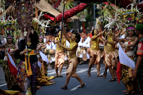 Người dân Bali trong cuộc diễu hành tại Lễ hội Nghệ thuật Denpasar lần thứ 44 trên đảo nghỉ mát Bali, Indonesia. Người dân Bali trong cuộc diễu hành tại Lễ hội Nghệ thuật Denpasar lần thứ 44 trên đảo nghỉ mát Bali, Indonesia. - Sputnik Việt Nam
