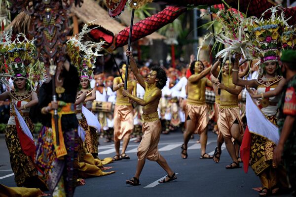 Người dân Bali trong cuộc diễu hành tại Lễ hội Nghệ thuật Denpasar lần thứ 44 trên đảo nghỉ mát Bali, Indonesia. - Sputnik Việt Nam