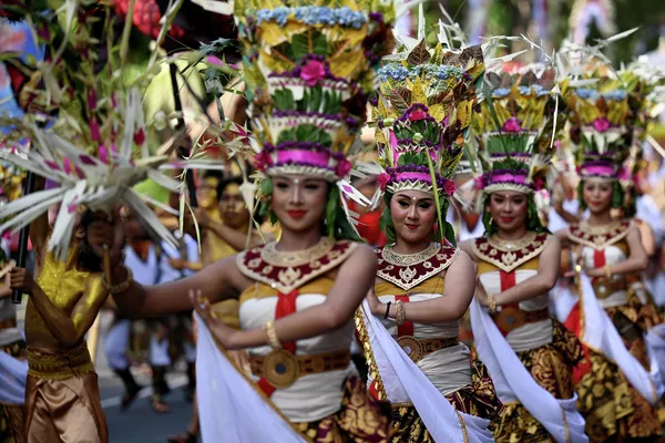 Phụ nữ Bali biểu diễn trong cuộc diễu hành tại Liên hoan Nghệ thuật Bali lần thứ 44 ở Denpasar trên đảo nghỉ dưỡng Bali, Indonesia. Phụ nữ Bali biểu diễn trong cuộc diễu hành tại Liên hoan Nghệ thuật Bali lần thứ 44 ở Denpasar trên đảo nghỉ dưỡng Bali, Indonesia. - Sputnik Việt Nam