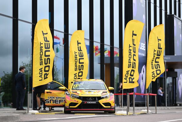 Chiếc xe của đội đua Lada Sport Rosneft gần khu phức hợp triển lãm Lenexpo. - Sputnik Việt Nam