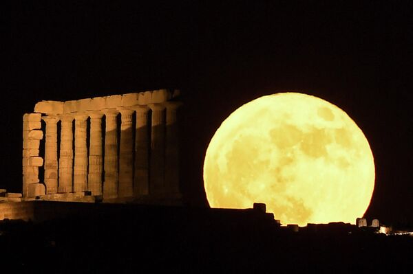 Siêu mặt trăng “dâu tây” phía sau Đền Poseidon ở Cape Sounion, Hy Lạp. - Sputnik Việt Nam