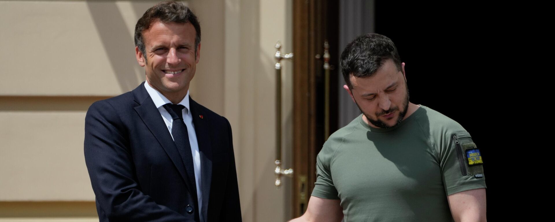 Tổng thống Pháp Emmanuel Macron với Tổng thống Ukraina Vladimir Zelensky ở Kiev - Sputnik Việt Nam, 1920, 03.10.2022