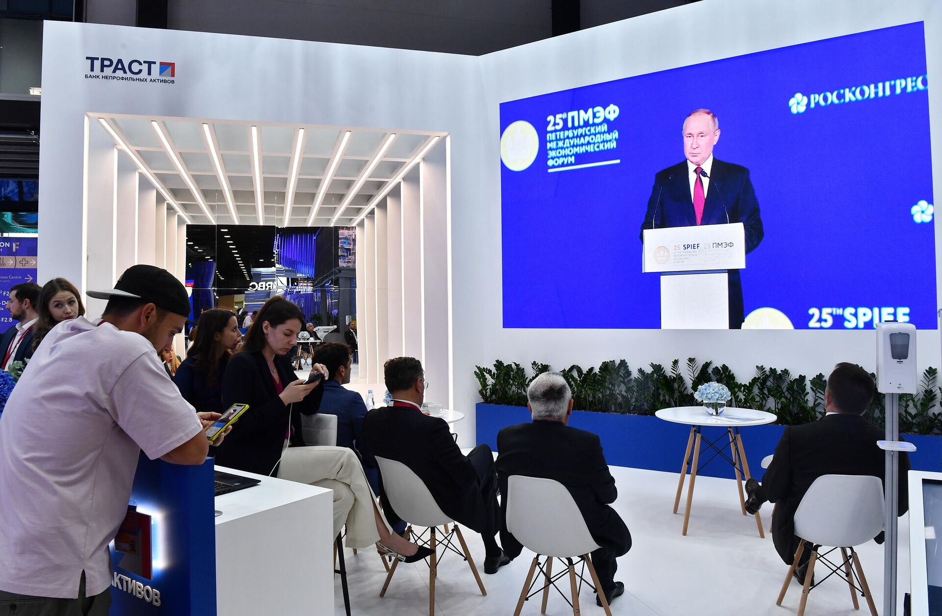 Tổng thống Nga Vladimir Putin tham dự SPIEF-2022 - Sputnik Việt Nam, 1920, 20.06.2022