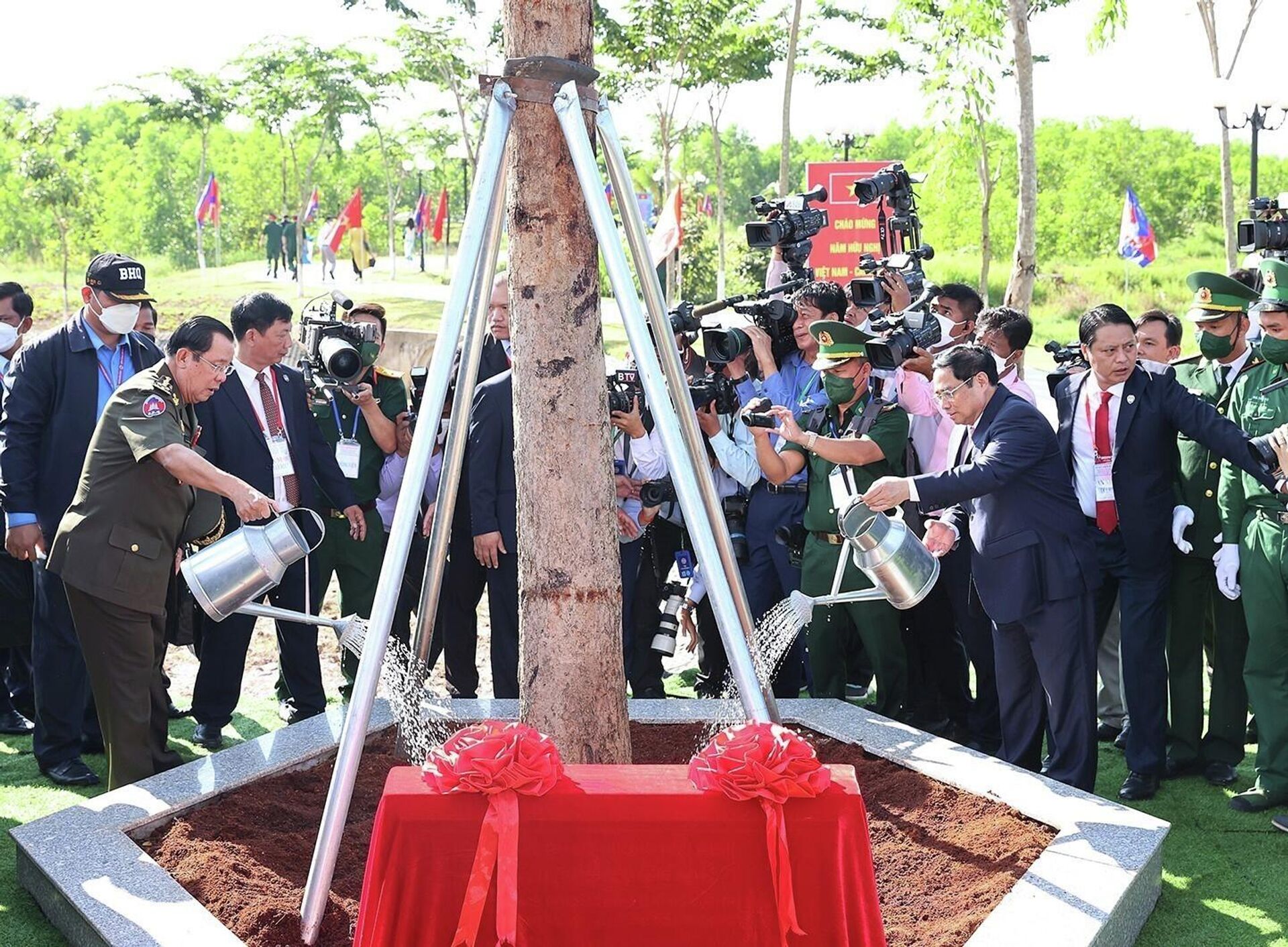 Thủ tướng Phạm Minh Chính đón Thủ tướng Campuchia Samdech Techo Hun Sen sang thăm điểm dừng chân trong hành trình cứu nước - Sputnik Việt Nam, 1920, 20.06.2022