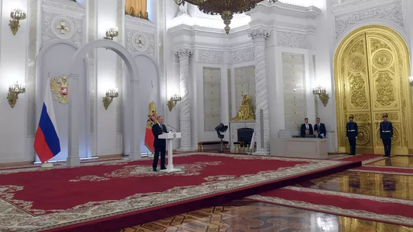 Tổng thống Nga Vladimir Putin gặp gỡ sinh viên tốt nghiệp các trường đại học quân sự - Sputnik Việt Nam
