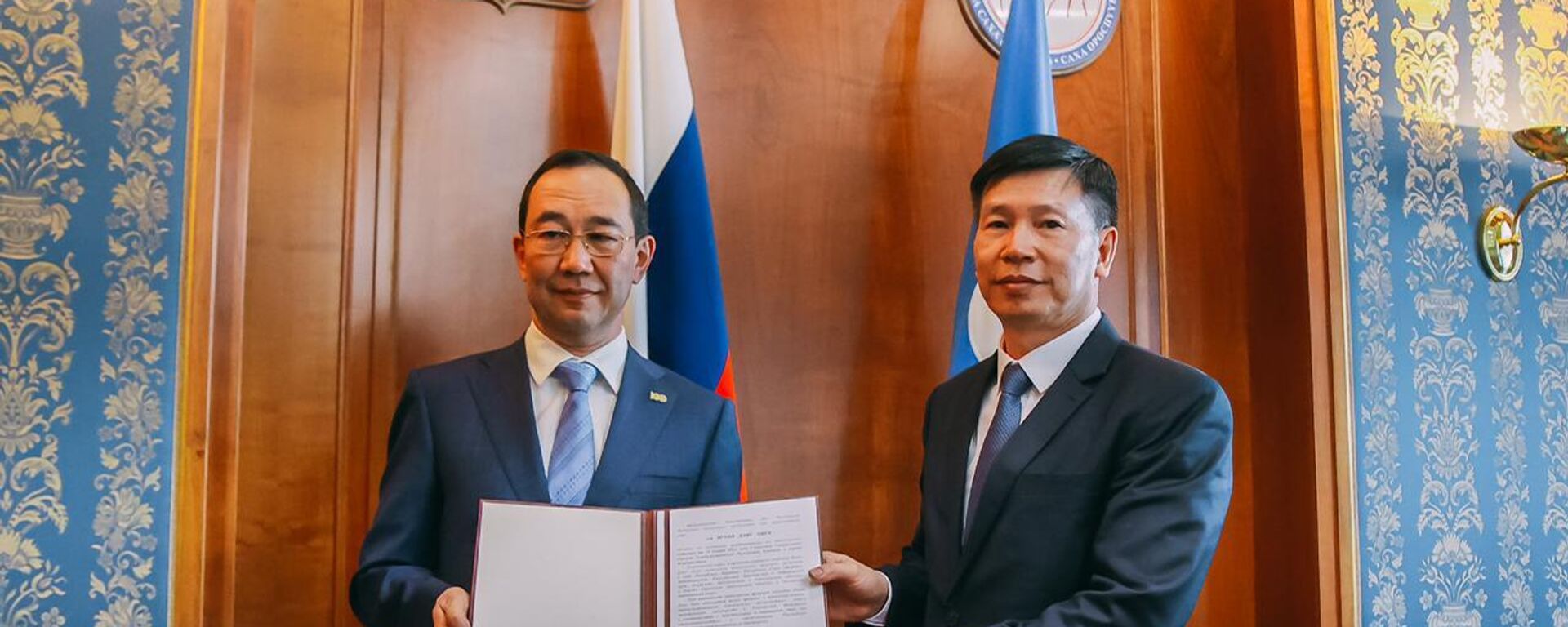 Trưởng đoàn Yakutia Aisen Nikolaev và Tổng lãnh sự Việt Nam tại Vladivostok Nguyễn Đăng Hiền tại buổi làm việc - Sputnik Việt Nam, 1920, 22.06.2022