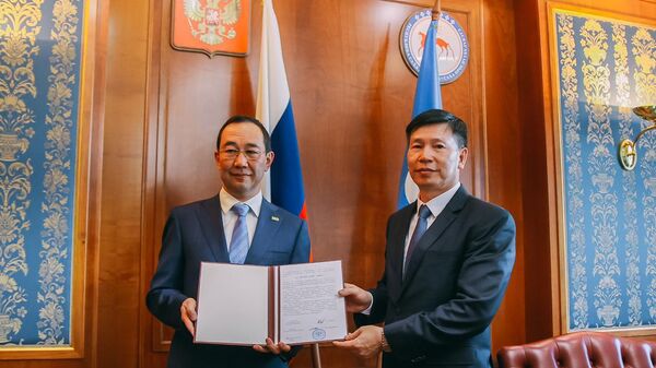 Trưởng đoàn Yakutia Aisen Nikolaev và Tổng lãnh sự Việt Nam tại Vladivostok Nguyễn Đăng Hiền tại buổi làm việc - Sputnik Việt Nam