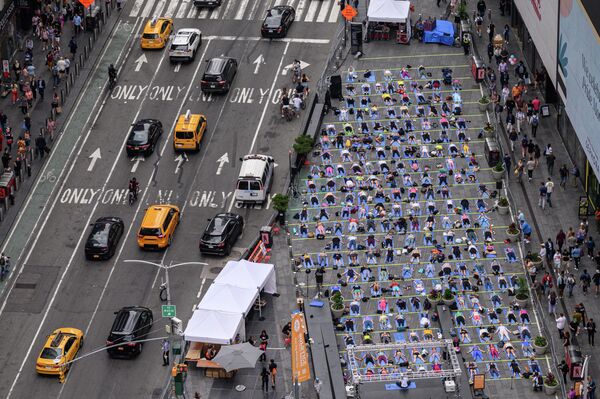 Những người tập yoga tham gia sự kiện tại Quảng trường Thời đại ở New York. - Sputnik Việt Nam