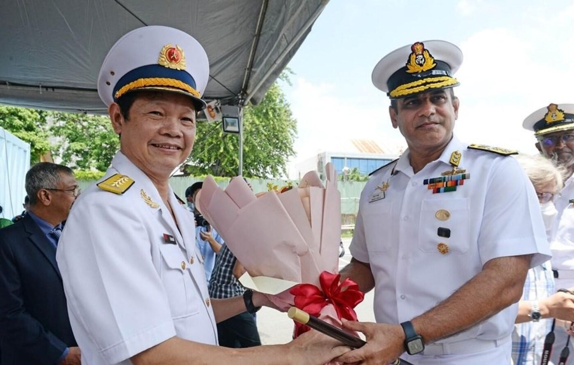  Đại tá Lê Nam Sơn, Phó lữ đoàn trưởng Lữ đoàn 125, Vùng 2 Hải quân tặng hoa chúc mừng Chuẩn đô đốc Sanjay Bhalla và đoàn Hải quân Ấn Độ đến thăm Việt Nam. - Sputnik Việt Nam, 1920, 24.06.2022