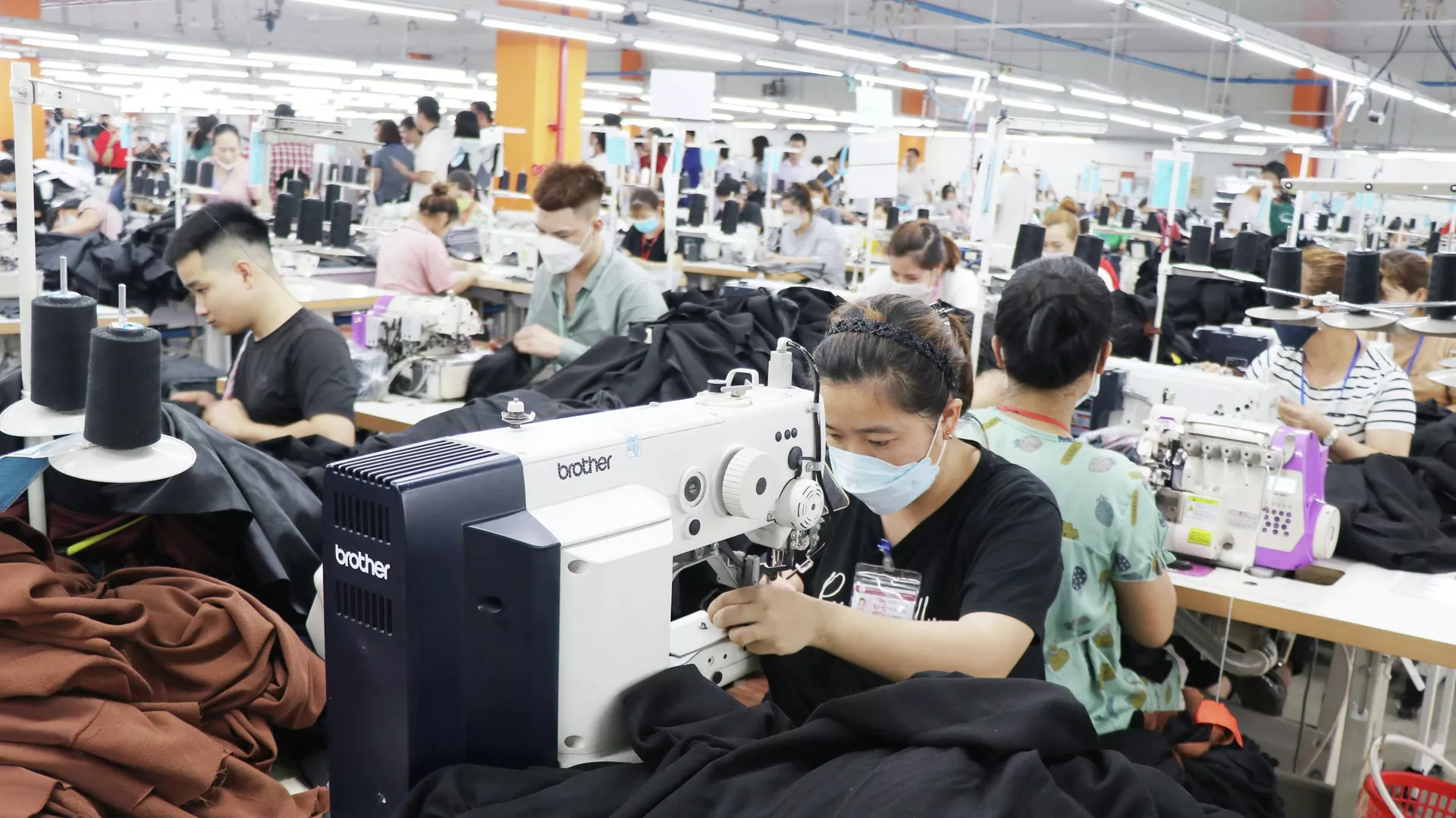 Một góc dây chuyền may của Nhà máy may Thagaco Đại Từ.