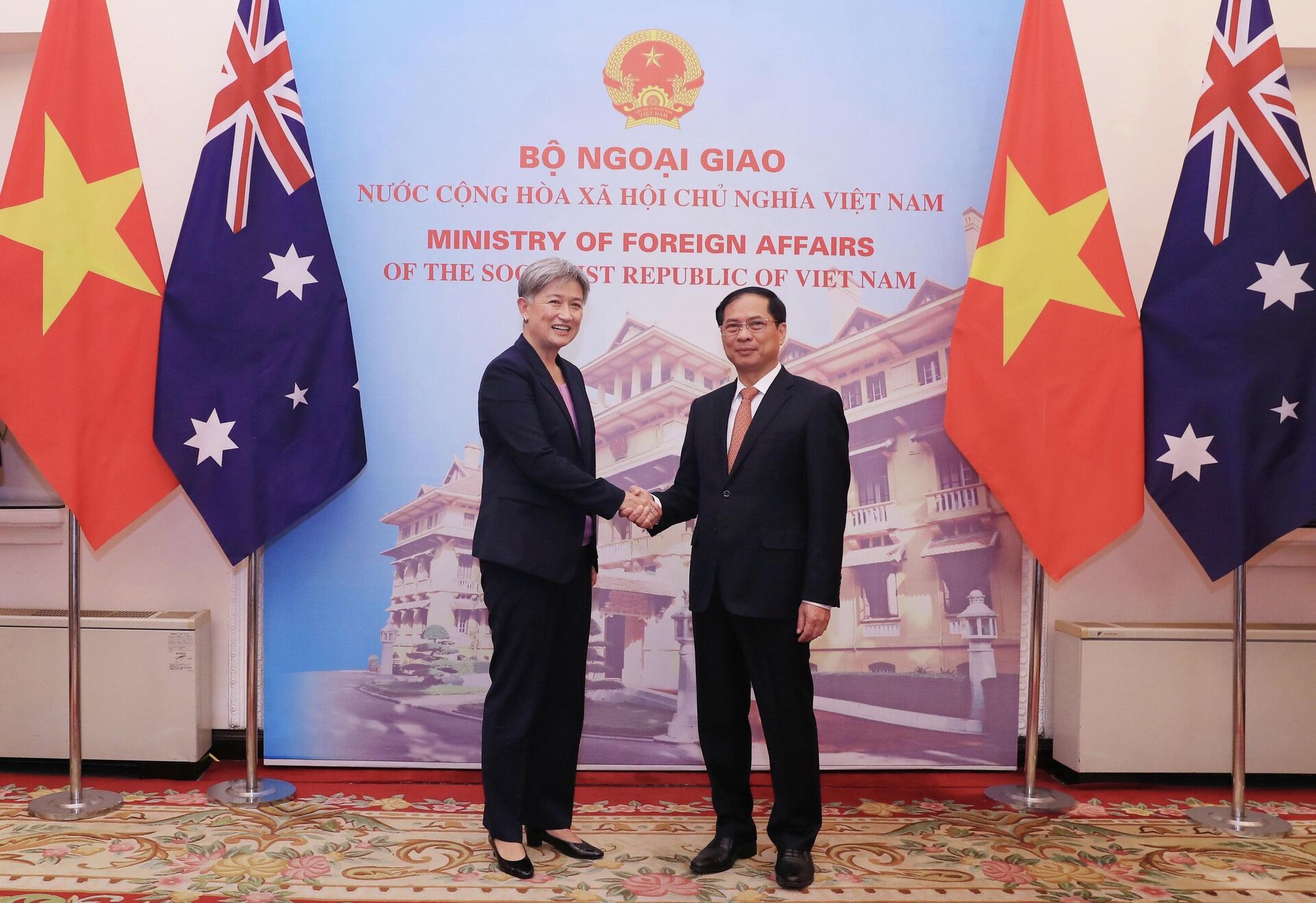 Bộ trưởng Bộ Ngoại giao Bùi Thanh Sơn đón Bộ trưởng Bộ Ngoại giao Australia Penny Wong. - Sputnik Việt Nam, 1920, 27.06.2022