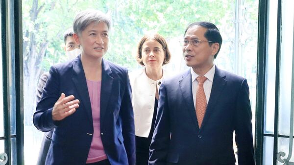 Bộ trưởng Bộ Ngoại giao Bùi Thanh Sơn đón Bộ trưởng Bộ Ngoại giao Australia Penny Wong. - Sputnik Việt Nam