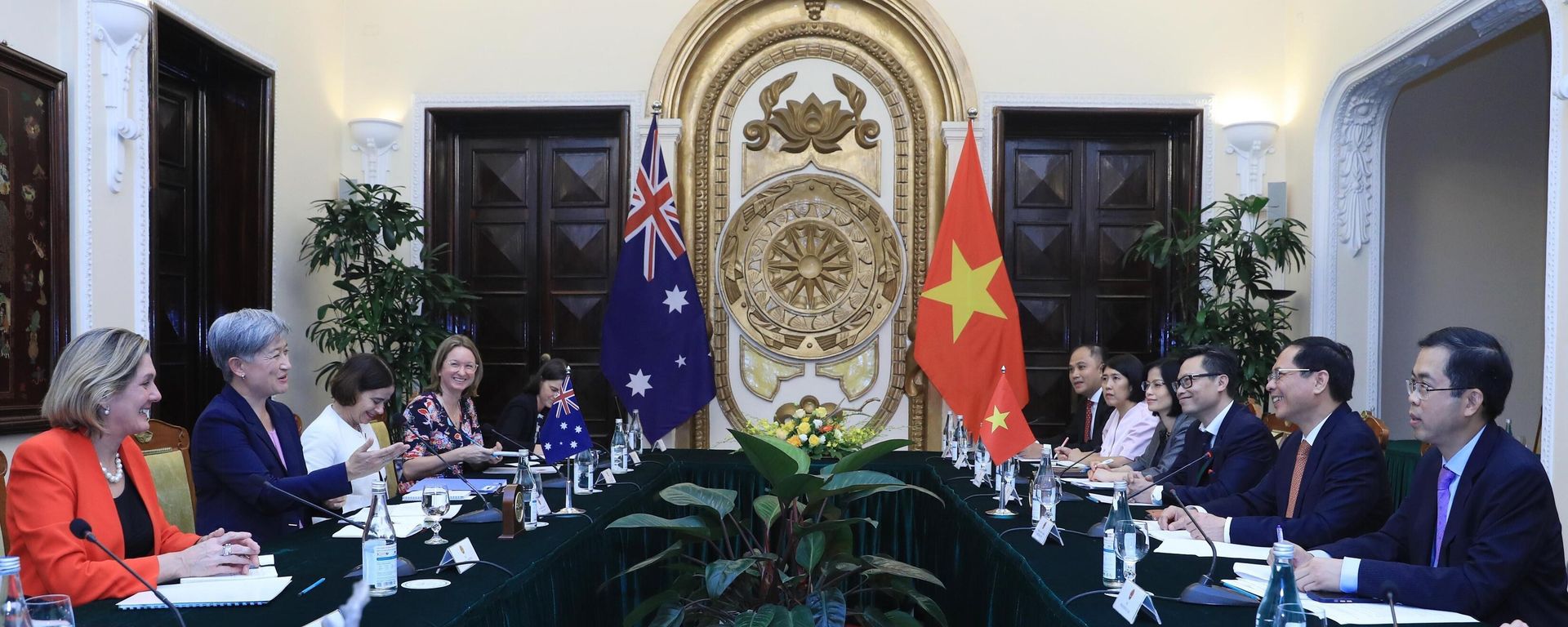 Bộ trưởng Bộ ngoại giao Bùi Thanh Sơn hội đàm với Bộ trưởng Bộ Ngoại giao Australia Penny Wong. - Sputnik Việt Nam, 1920, 07.08.2026