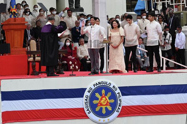 Ferdinand Marcos Jr. tuyên thệ nhậm chức Tổng thống Philippines trước vợ Louise và các con trai của họ. - Sputnik Việt Nam