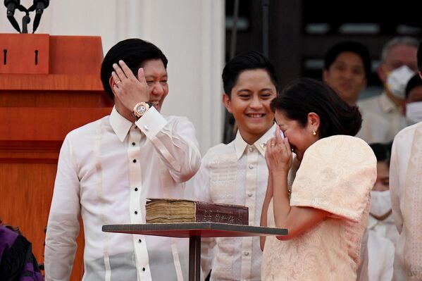 Tân Tổng thống Philippines Ferdinand Marcos Jr. cười đùa với phu nhân Louise sau khi tuyên thệ nhậm chức nhà lãnh đạo mới của đất nước. - Sputnik Việt Nam