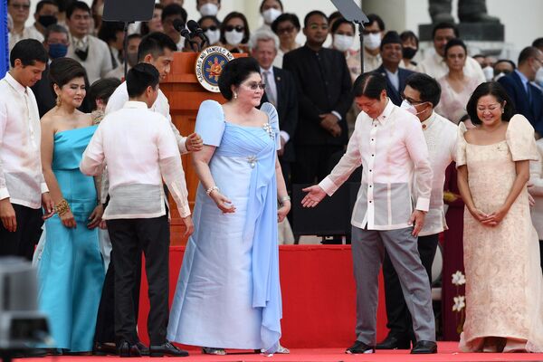 Cựu đệ nhất phu nhân Imelda Marcos cùng con trai, tân Tổng thống Philippines Ferdinand Marcos Jr, lên sân khấu cùng các thành viên trong gia đình. - Sputnik Việt Nam