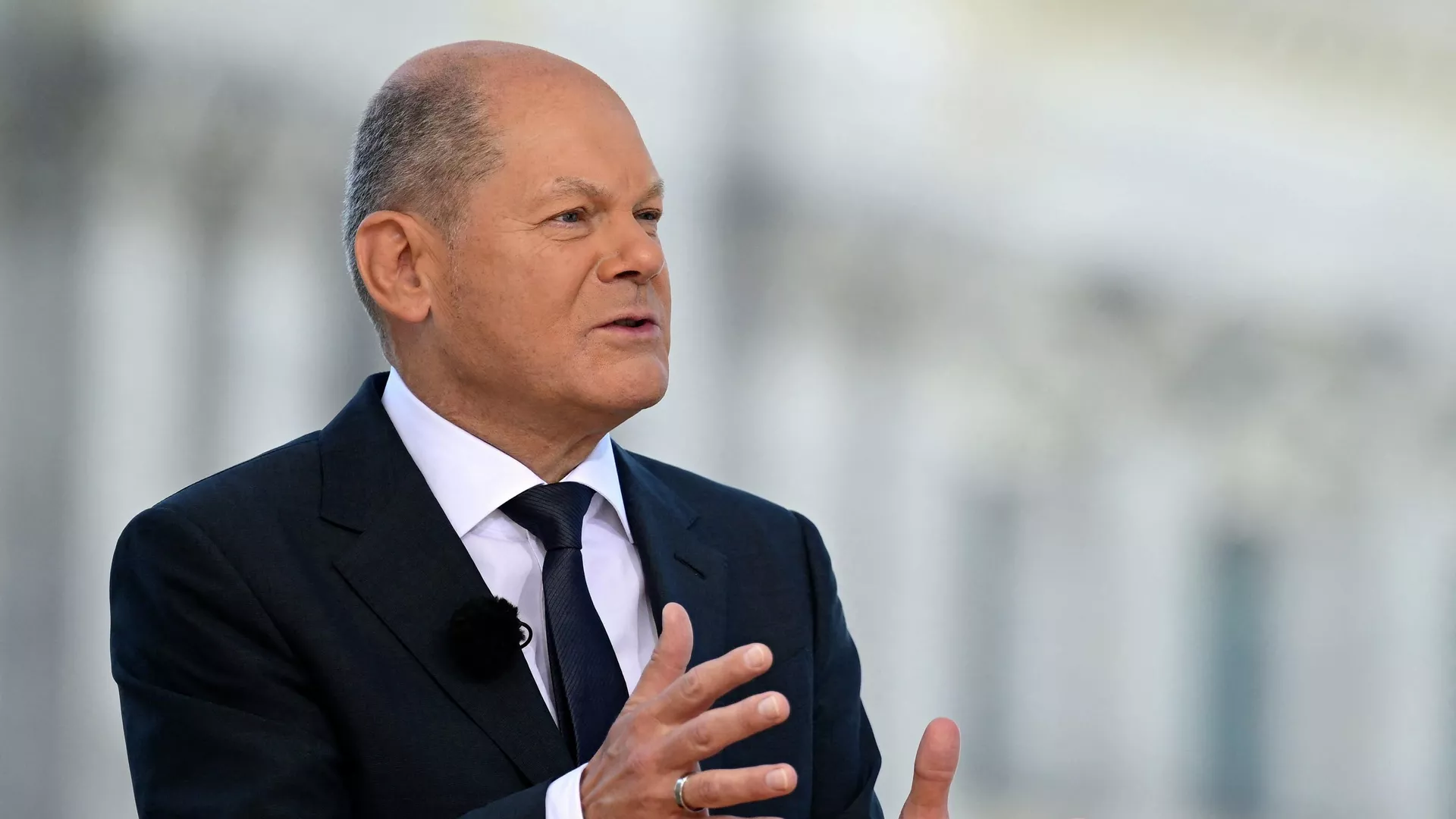 Thủ tướng Đức Olaf Scholz trong cuộc phỏng vấn với đài truyền hình Đức ARD