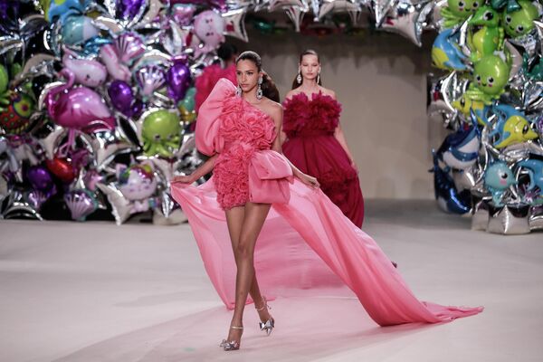 Người mẫu giới thiệu tác phẩm của Giambattista Valli tại Tuần lễ thời trang Paris - Sputnik Việt Nam