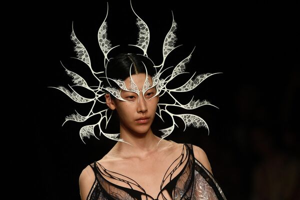 Người mẫu trình bày tác phẩm của Iris Van Herpen tại Tuần lễ thời trang Paris - Sputnik Việt Nam