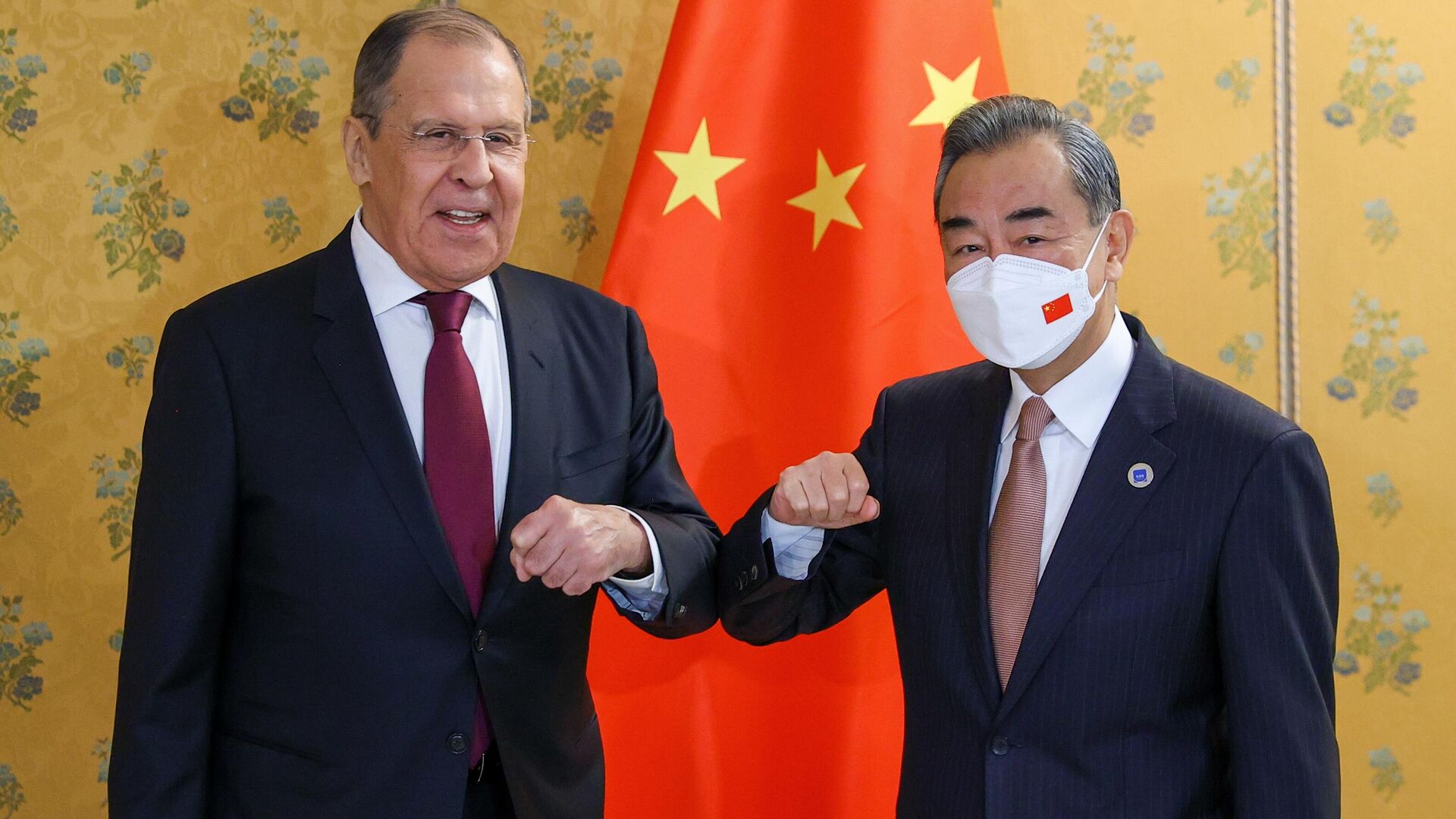 Ngoại trưởng Nga Sergei Lavrov và Ngoại trưởng Trung Quốc Vương Nghị trong cuộc gặp bên lề hội nghị thượng đỉnh G20 ở Rome - Sputnik Việt Nam, 1920, 08.07.2022