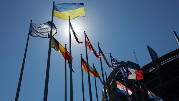 Quốc kỳ Ukrainа tung bay cùng với các lá cờ châu Âu khác trước tòa nhà Nghị viện châu Âu ở Strasbourg, miền đông nước Pháp - Sputnik Việt Nam