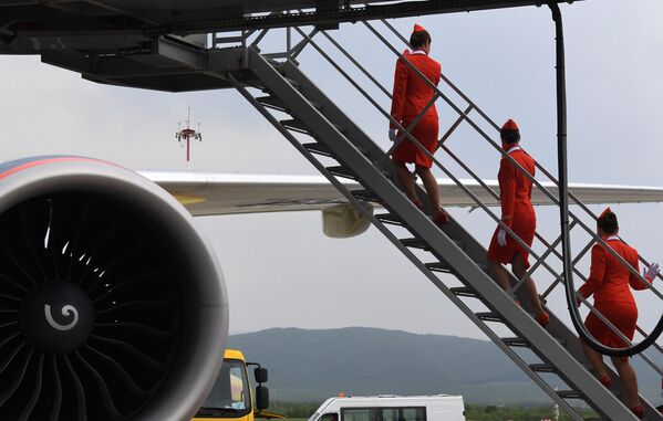 Các thành viên phi hành đoàn của máy bay Boeing 777-300 ER &quot;V. Chuikov&quot; thuộc Aeroflot tại Sân bay Quốc tế V. Arsenyev ở Vladivostok. - Sputnik Việt Nam