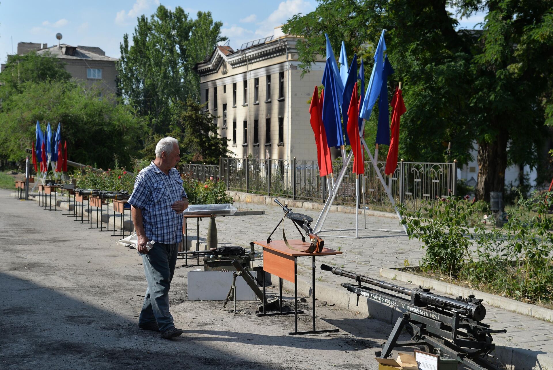 Triển lãm các thiết bị quân sự và vũ khí - chiến lợi phẩm ở trung tâm Lisichansk. - Sputnik Việt Nam, 1920, 15.07.2022