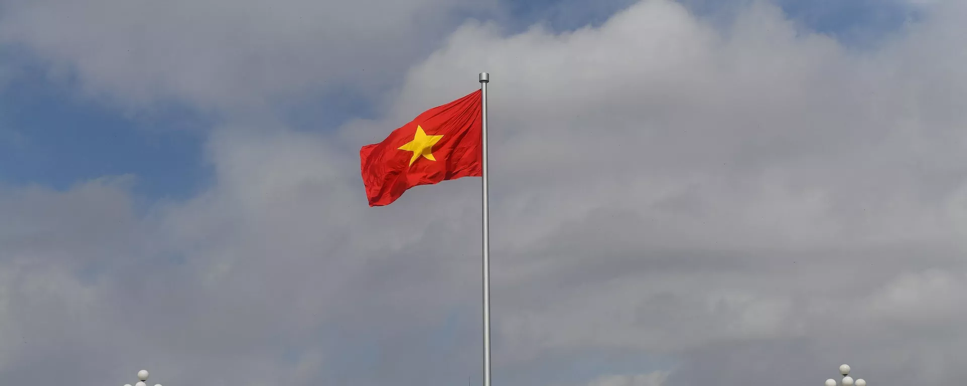 Quốc kỳ Việt Nam trước Lăng Chủ tịch Hồ Chí Minh tại Hà Nội - Sputnik Việt Nam, 1920, 16.07.2022