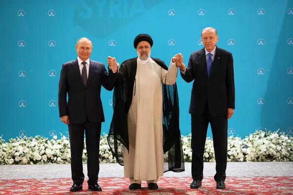 Ngày 19/7/2022. Tổng thống Nga Vladimir Putin, Tổng thống Iran Ebrahim Raisi và Tổng thống Thổ Nhĩ Kỳ Recep Tayyip Erdogan (từ trái sang phải) chụp ảnh chung trước khi bắt đầu cuộc họp của các nguyên thủ quốc gia - những người bảo lãnh cho Tiến trình Astana nhằm hỗ trợ giải quyết tình hình Syria. Ngày 19/7/2022. Tổng thống Nga Vladimir Putin, Tổng thống Iran Ebrahim Raisi và Tổng thống Thổ Nhĩ Kỳ Recep Tayyip Erdogan (từ trái sang phải) chụp ảnh chung trước khi bắt đầu cuộc họp của các nguyên thủ quốc gia - những người bảo lãnh cho Tiến trình Astana nhằm hỗ trợ giải quyết tình hình Syria. - Sputnik Việt Nam