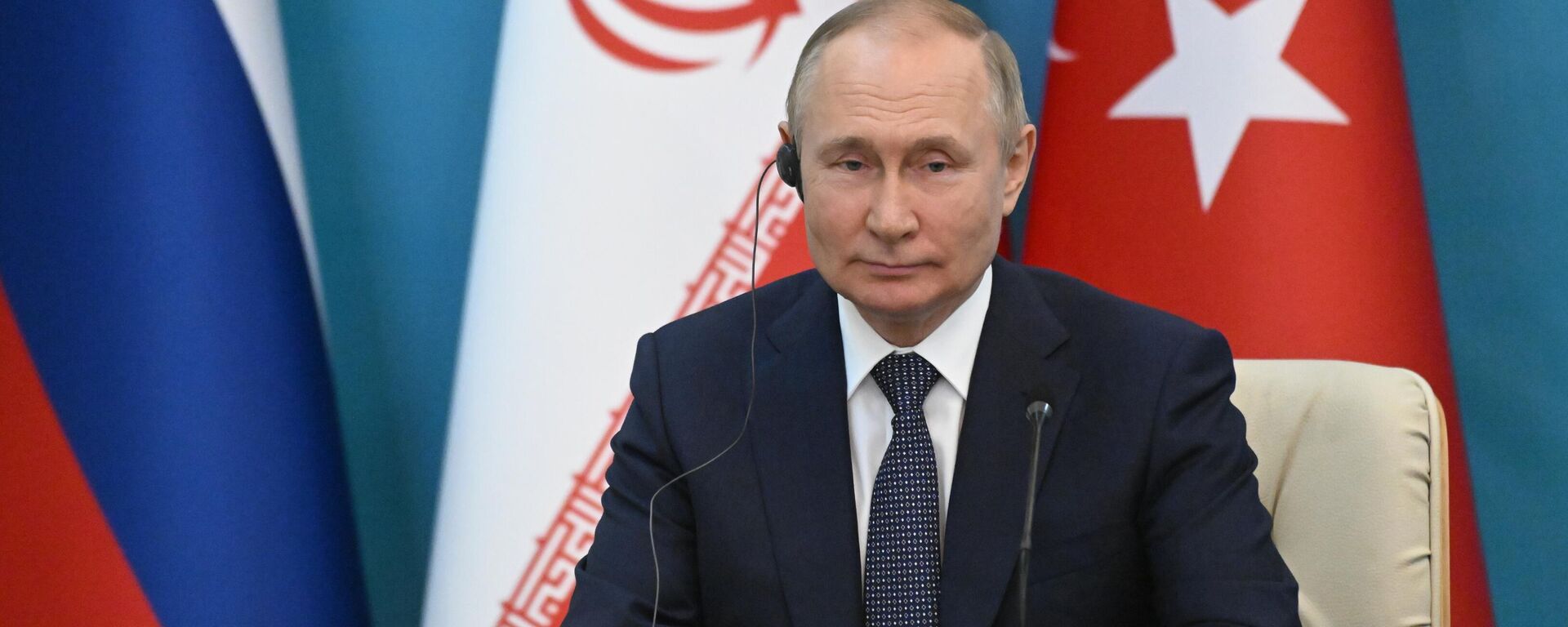 Tổng thống Nga Vladimir Putin tại một tuyên bố báo chí chung với Tổng thống Iran Ebrahim Raisi và Tổng thống Thổ Nhĩ Kỳ Recep Tayyip Erdogan - Sputnik Việt Nam, 1920, 21.07.2022