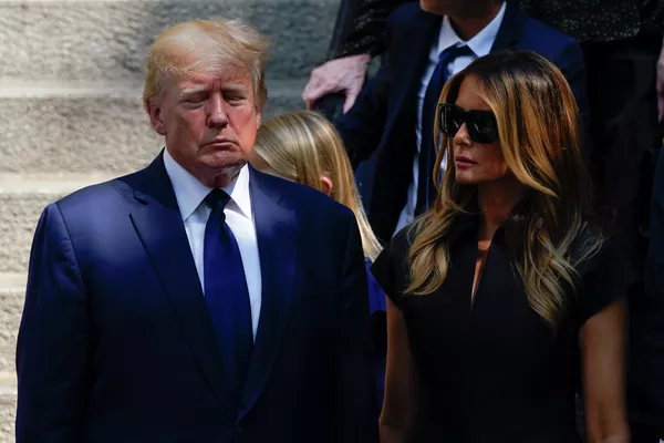 Cựu Tổng thống Donald Trump và phu nhân Melania Trump sau đám tang của Ivana Trump ở New York. Cựu Tổng thống Donald Trump và phu nhân Melania Trump sau đám tang của Ivana Trump ở New York. - Sputnik Việt Nam