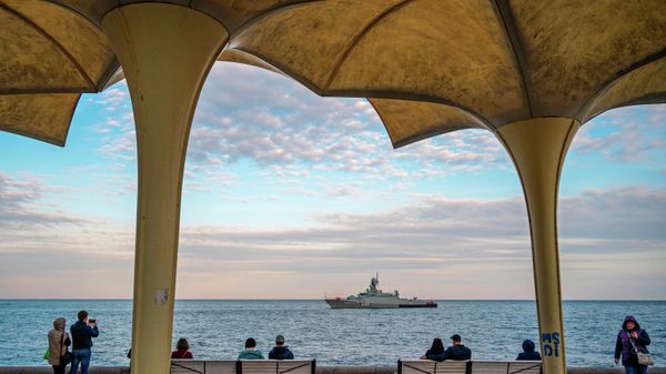 Du khách đi nghỉ trên bờ kè ở Yalta - Sputnik Việt Nam