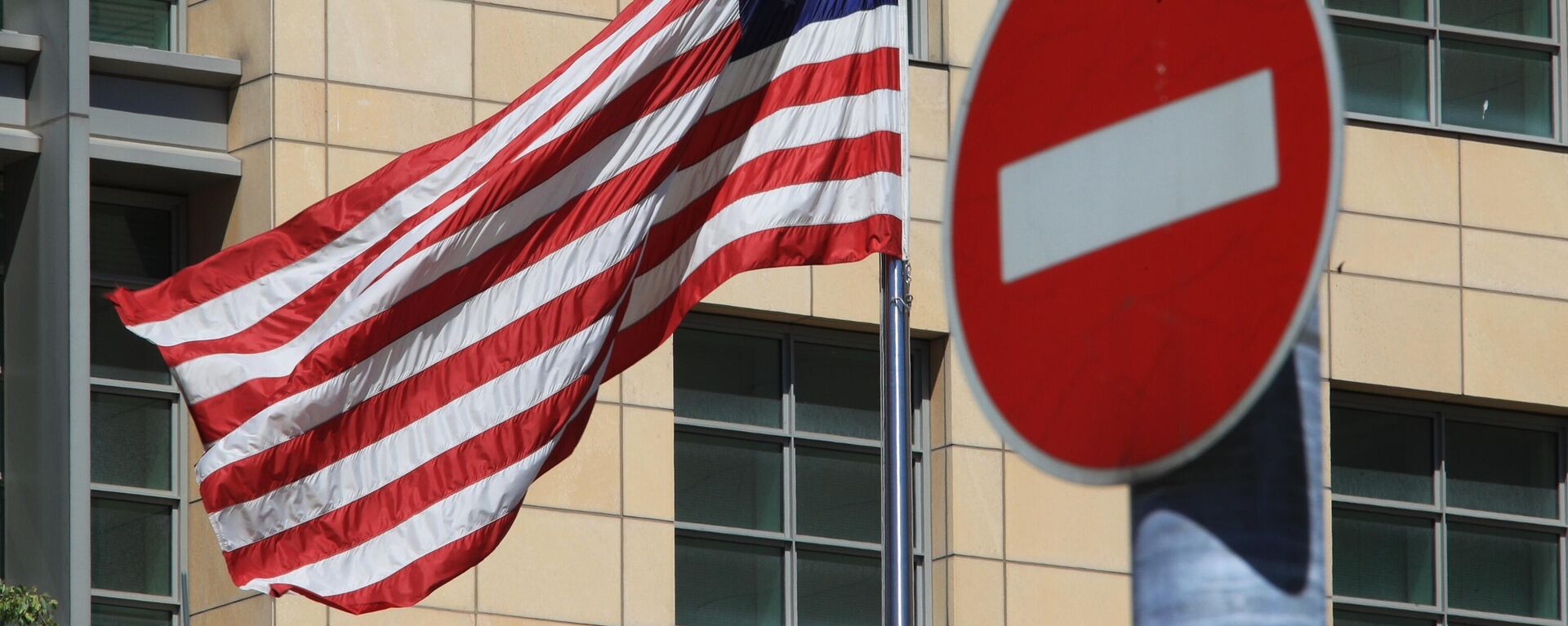 Cờ tại Đại sứ quán Hoa Kỳ ở Moskva - Sputnik Việt Nam, 1920, 05.07.2025