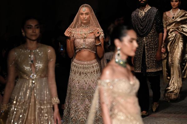 Người mẫu trong Tuần lễ thời trang cao cấp FDCI India ở New Delhi. - Sputnik Việt Nam