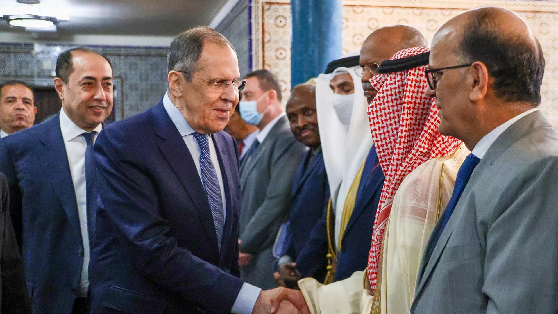 Ngoại trưởng Nga Sergei Lavrov (bên trái) trước cuộc gặp với đại diện các nước thành viên Liên đoàn các quốc gia Ả Rập (LAS) tại trụ sở của Liên đoàn. Ngoại trưởng Nga Sergei Lavrov (bên trái) trước cuộc gặp với đại diện các nước thành viên Liên đoàn các quốc gia Ả Rập (LAS) tại trụ sở của Liên đoàn. - Sputnik Việt Nam, 1920, 29.07.2022