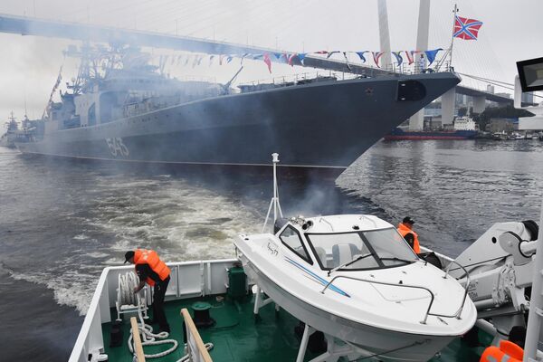 Khu trục hạm «Đô đốc Shaposhnikov» trong Lễ diễu duyệt binh ở Vladivostok nhân Ngày của Hải quân ở Nga. - Sputnik Việt Nam