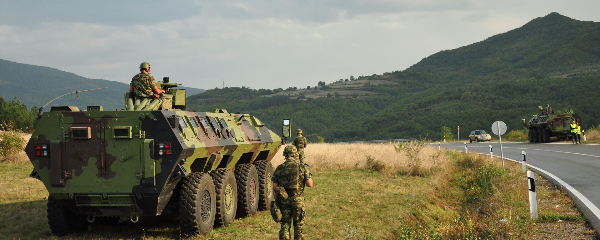 Quân đội Serbia và xe bọc thép gần con đường giữa làng Raska và trạm kiểm soát Yarine tại ranh giới hành chính giữa miền trung Serbia và miền bắc Kosovo và Metohija - Sputnik Việt Nam, 1920, 01.08.2022