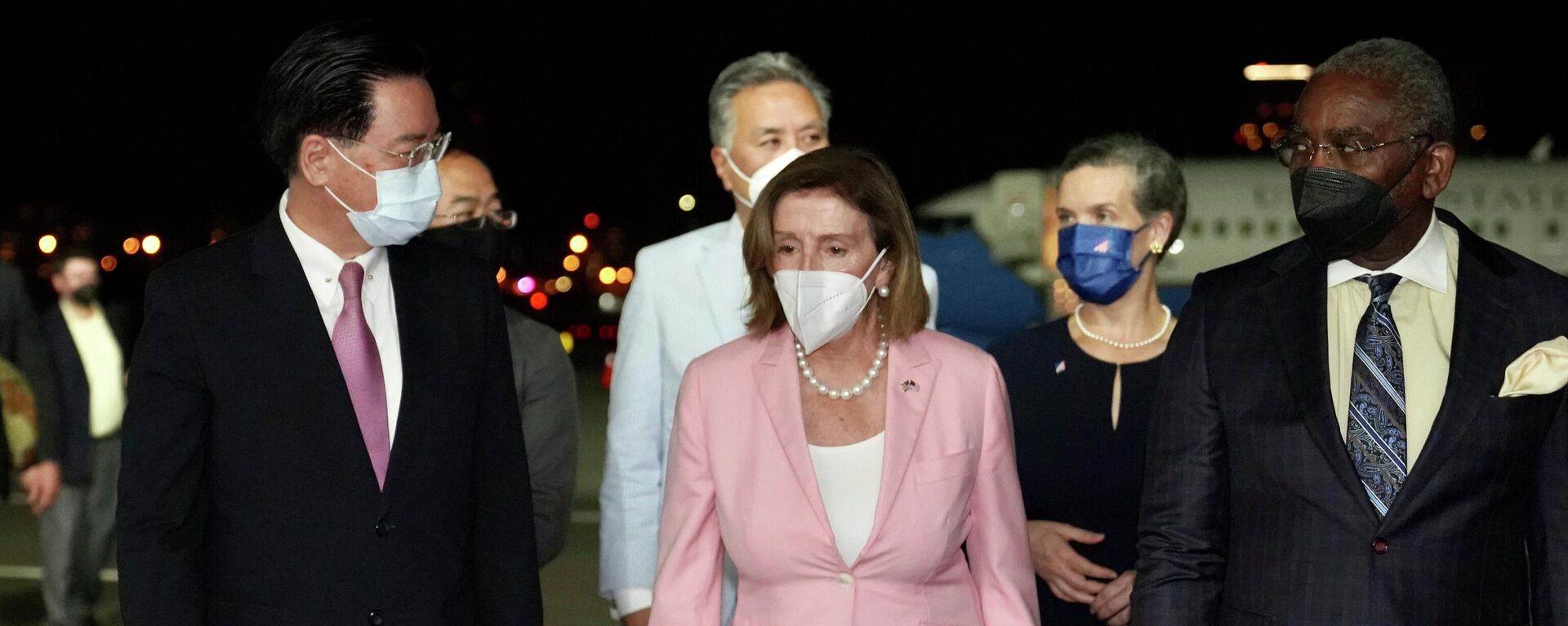 Chủ tịch Hạ viện Hoa Kỳ Nancy Pelosi tại sân bay Tùng Sơn ở Đài Bắc - Sputnik Việt Nam, 1920, 02.08.2022