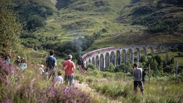 Đoàn tàu đi qua cầu Glenfinnan Arch ở Scotland. - Sputnik Việt Nam