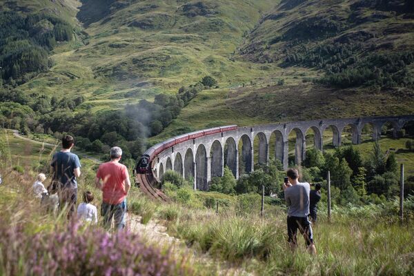 Đoàn tàu đi qua cầu Glenfinnan Arch ở Scotland. - Sputnik Việt Nam